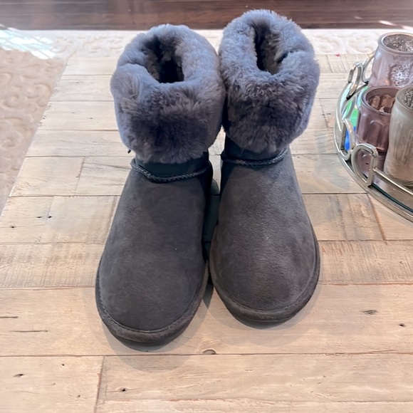 Gray Abby sheep skin Bearpaws  like new!us sz9 I wear 81/2 fit me - Picture 12 of 12